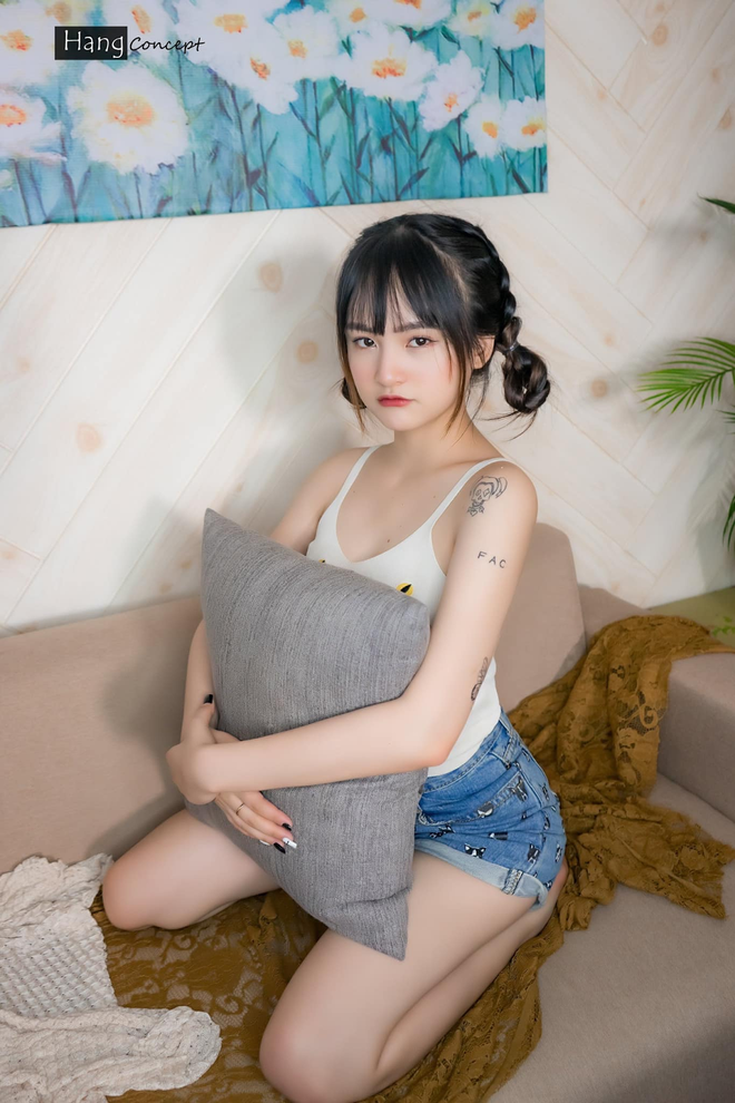 Khéo léo khoe ra đôi chân trắng muốt cùng gương mặt "nhìn phát yêu luôn", nữ streamer Alice - Nguyễn Trịnh Xuân Hoài (2002, Hà Nội) đã khiến bao anh chàng phải ngắm nhìn