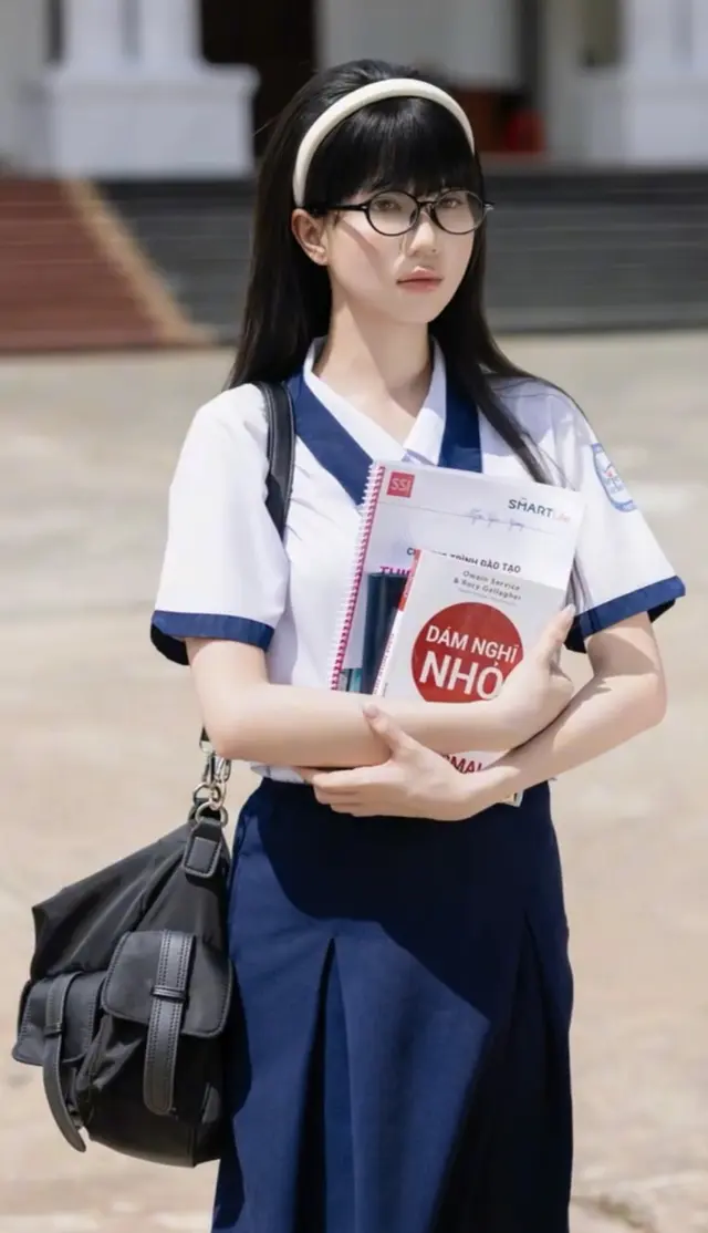 "Nữ hoàng nội y" hóa nữ sinh cấp 3, khoe vẻ đẹp trong sáng.