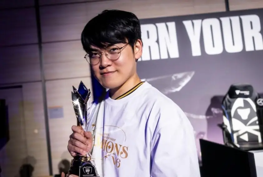 Tuyển thủ eSports GumaYusi (Lee Min Hyung) cầm chiếc cup vô địch