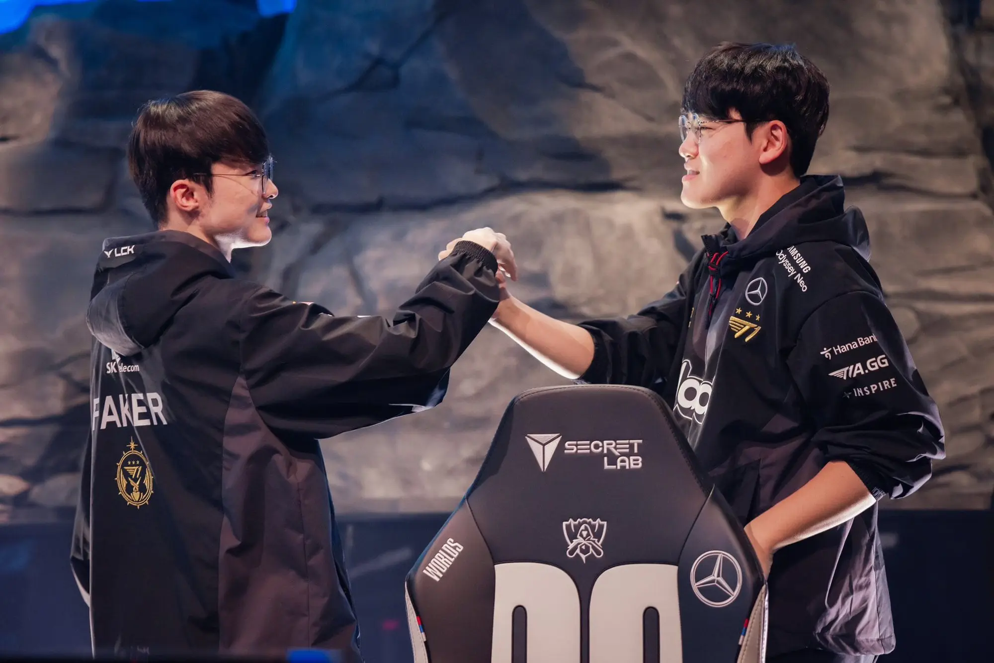 Lần đầu tiên Faker lên tiếng về Gumayusi kể từ khi Xạ Thủ FMVP rời T1 1 Tuyển thủ eSports Faker và Gumayusi bắt tay nhau