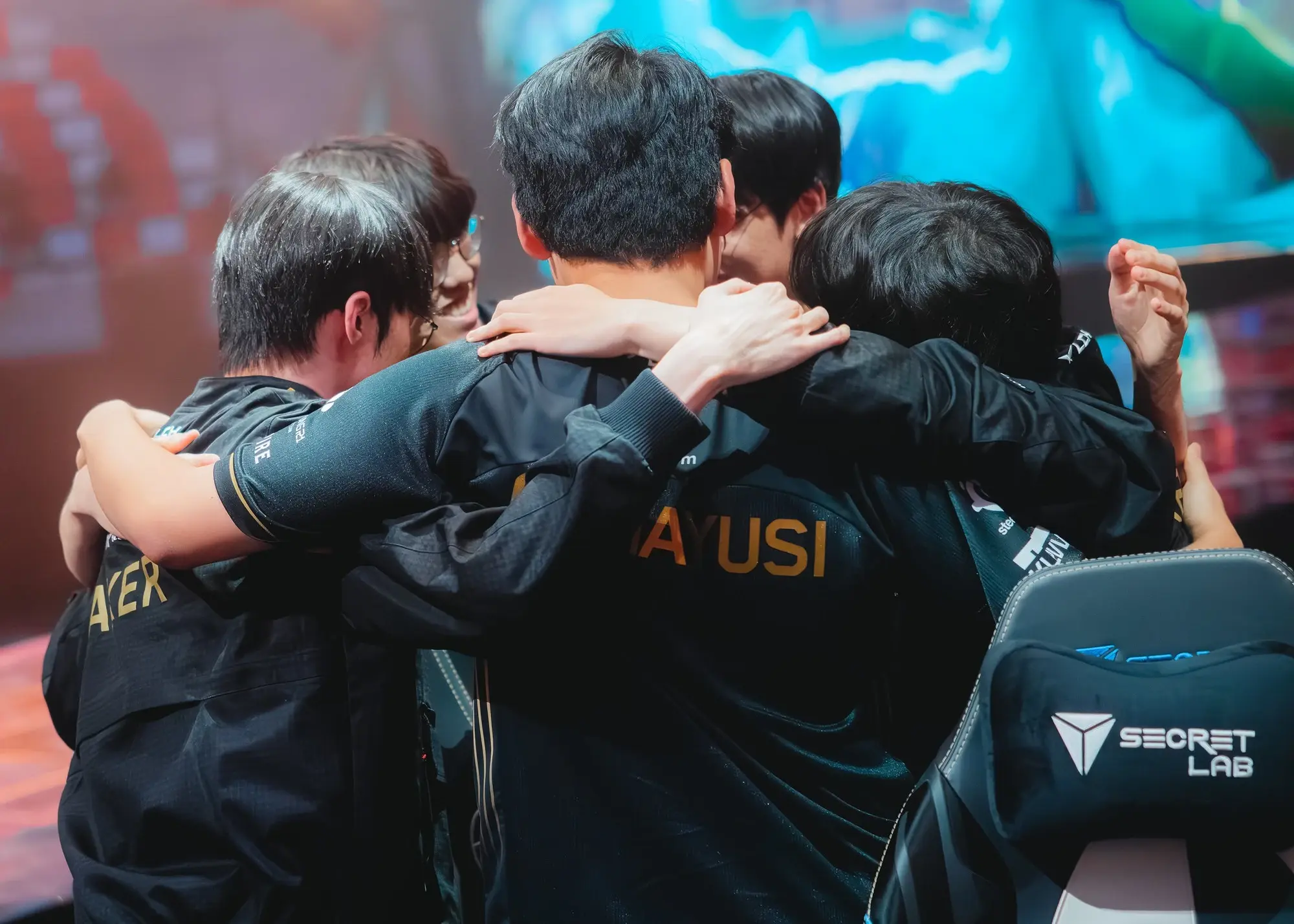 Lần đầu tiên Faker lên tiếng về Gumayusi kể từ khi Xạ Thủ FMVP rời T1 3 Các tuyển thủ đội eSports T1 ôm nhau động viên sau trận đấu