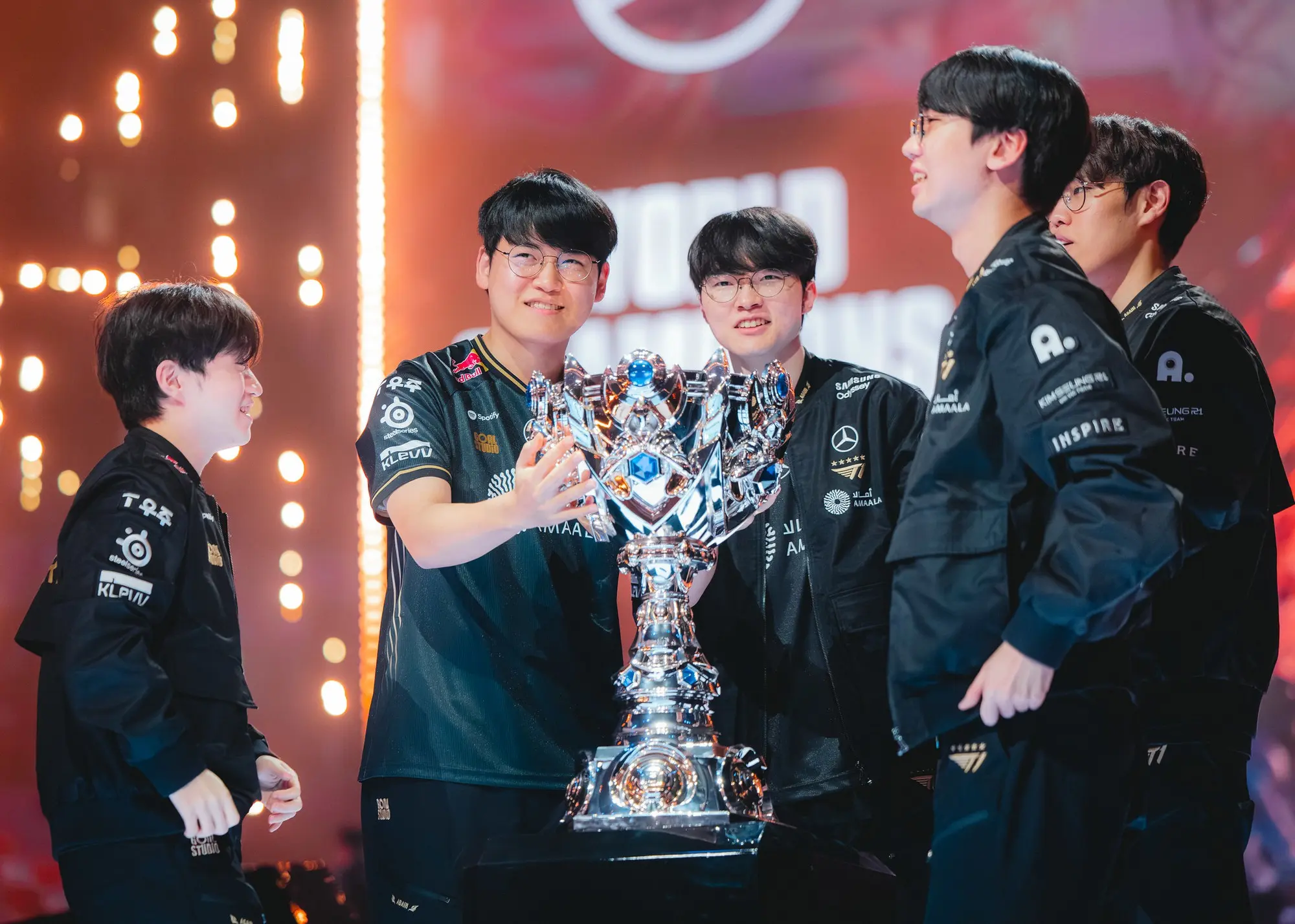 Hình ảnh đội hình Invictus Gaming (IG) sau khi vô địch Chung Kết Thế Giới LMHT lần 3