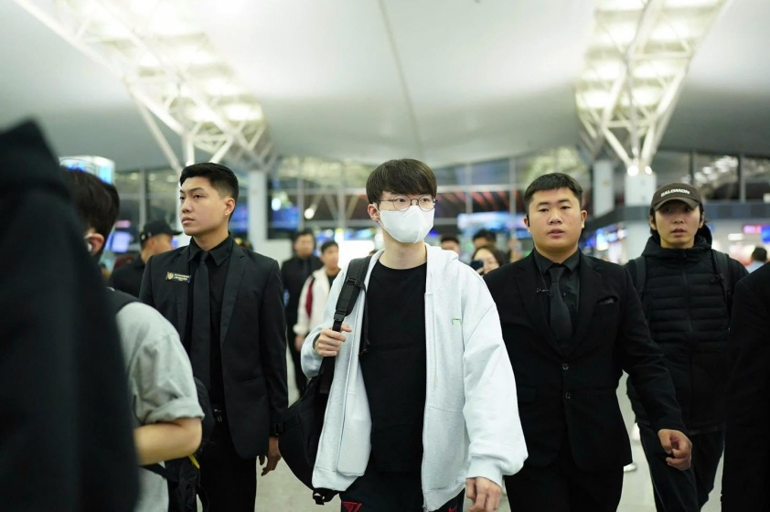 T1 rời Việt Nam, khép lại hành trình 3 ngày tại Việt Nam 1 Faker cùng T1 xuất hiện ở sân bay trở về Hàn Quốc
