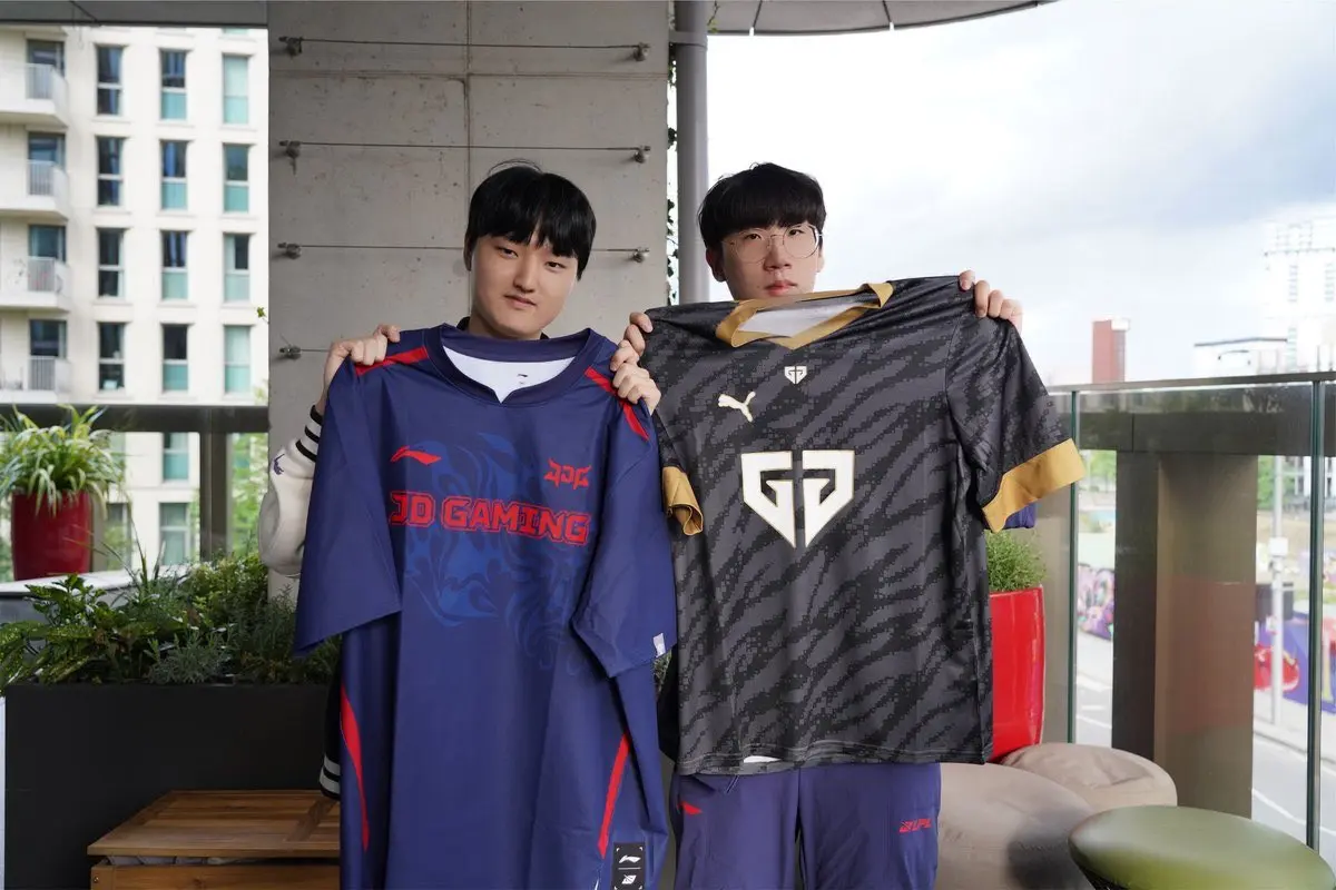 Bức ảnh viral của Peyz và Ruler (Ảnh: X)