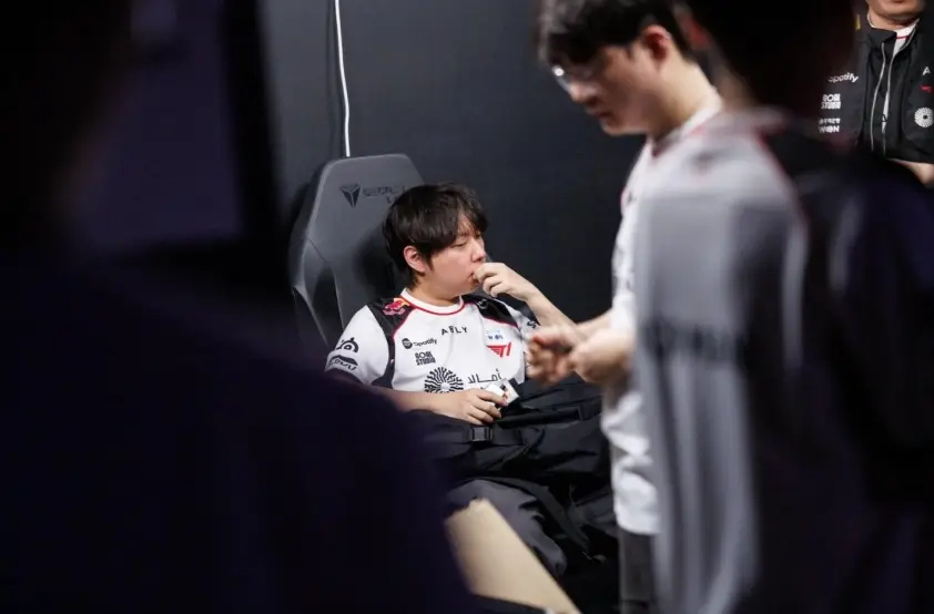 T1 nhập cuộc tốt khi giành chiến thắng ở round pistol (Ảnh: Thể Thao 247)